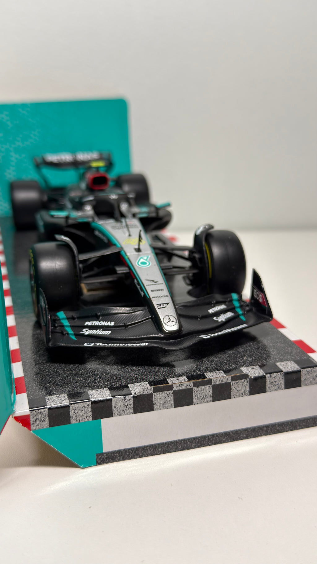 Mercedes W15 - Russell